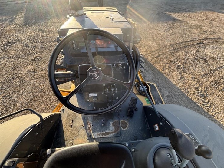 2020-deere-210l-image-34