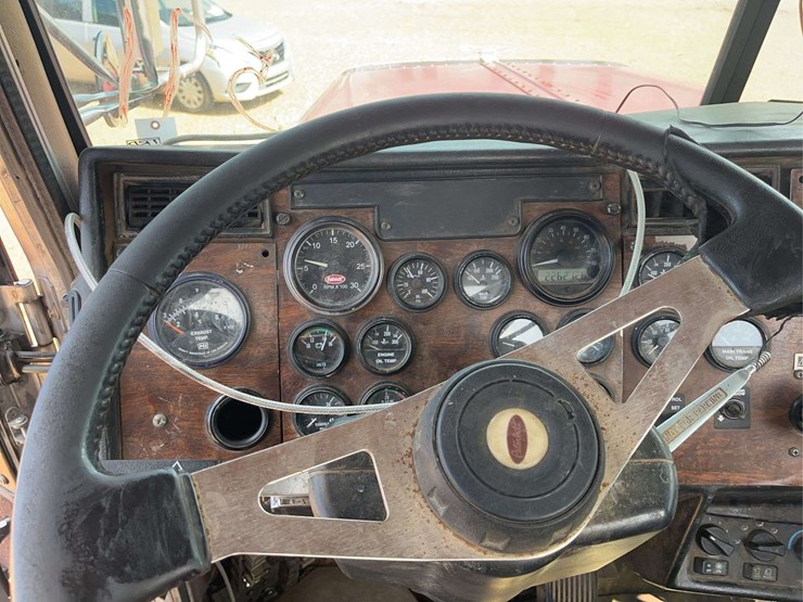 2000-peterbilt-379-image-12