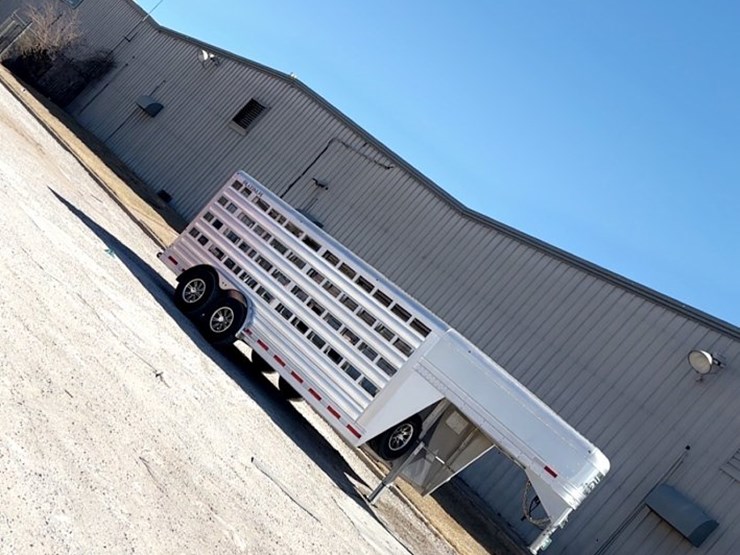 2025-platinum-18'-x-8"-livestock-trailer-image-4