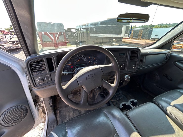 2004-chevrolet-3500-image-12