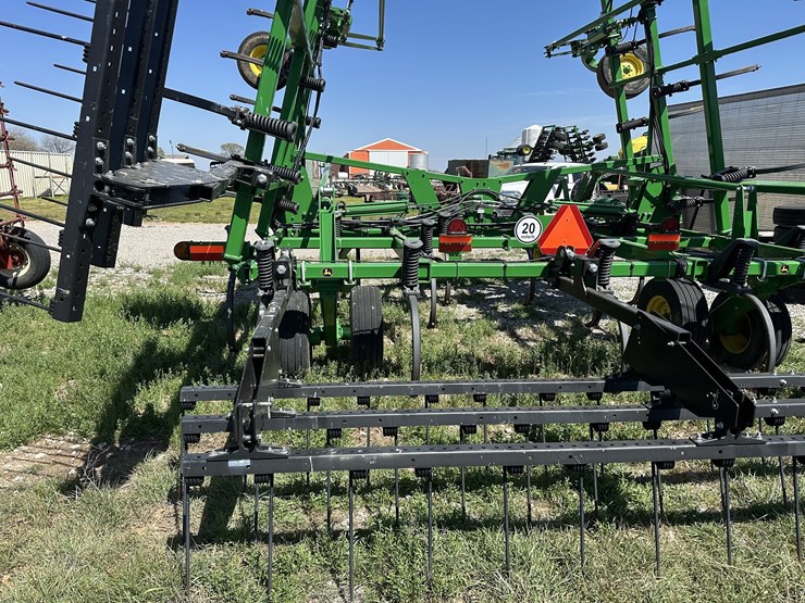 2023-john-deere-2430-image-9
