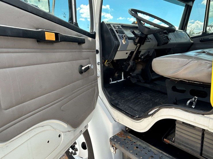 2004-freightliner-fl80-image-50