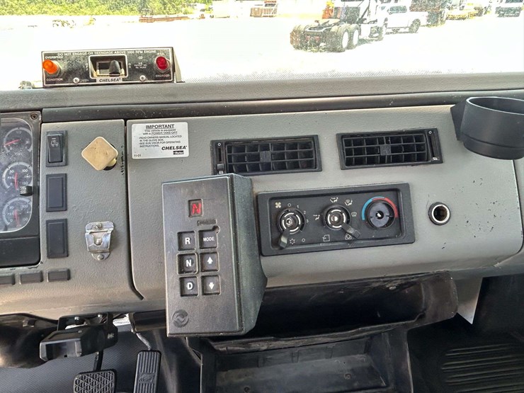 2004-freightliner-fl80-image-56