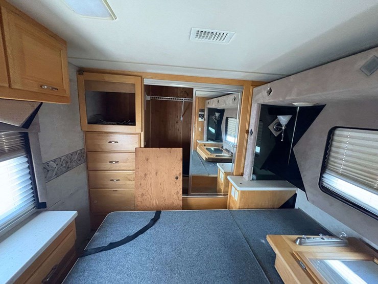 2003-freightliner-xc-fleetwood-revolution-diesel-pusher-motor-home-(65,650-miles)-image-34