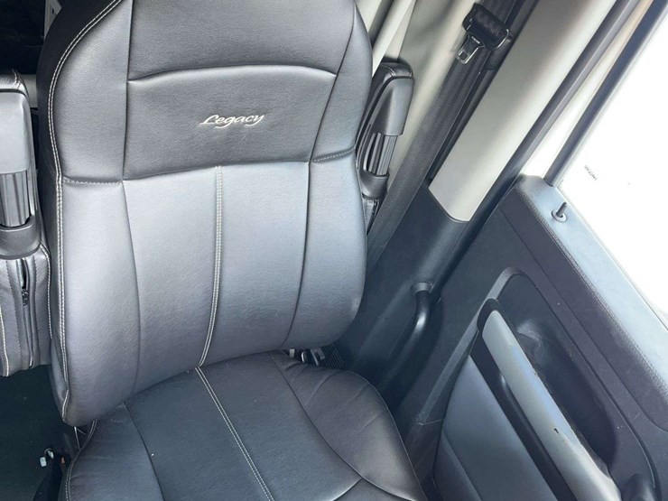 2022-kenworth-t680-image-33