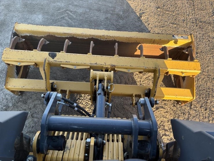 2020-deere-210l-image-42