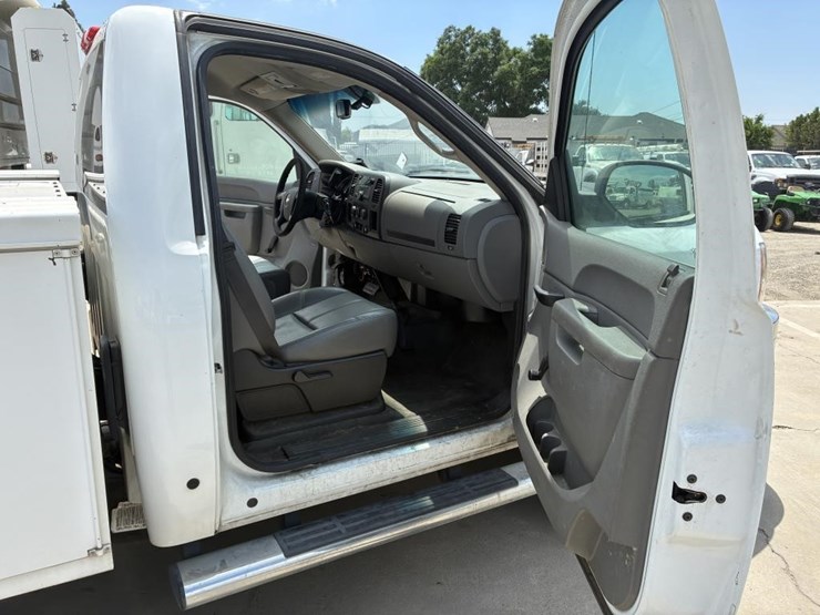 2013-chevrolet-silverado-2500-image-14
