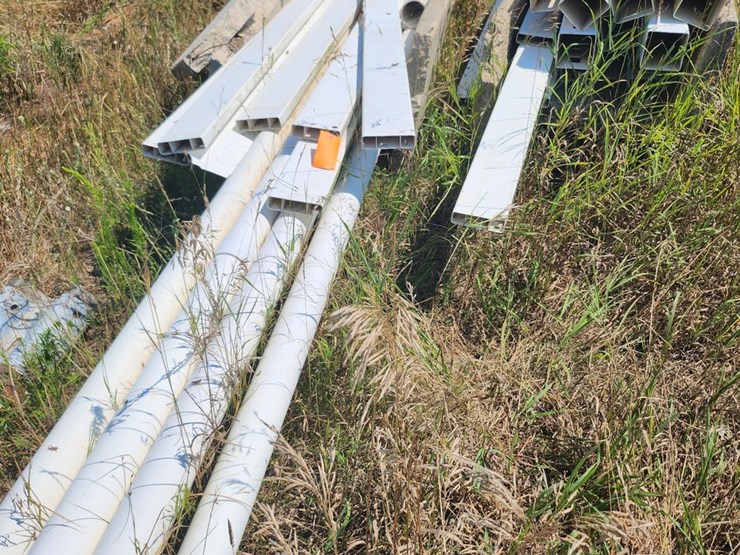 #2825-•-(18)-pvc-pipes-and-vinyl-fence-posts-image-1
