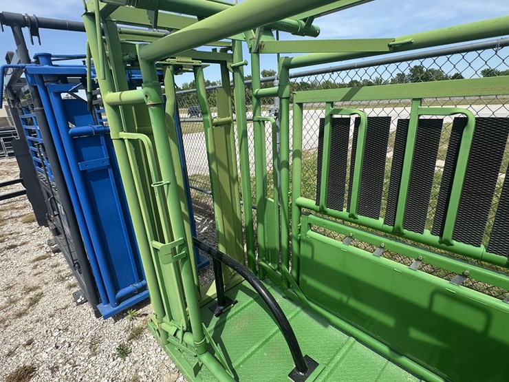 new/unused-real-tuff-squeeze-chute-image-7