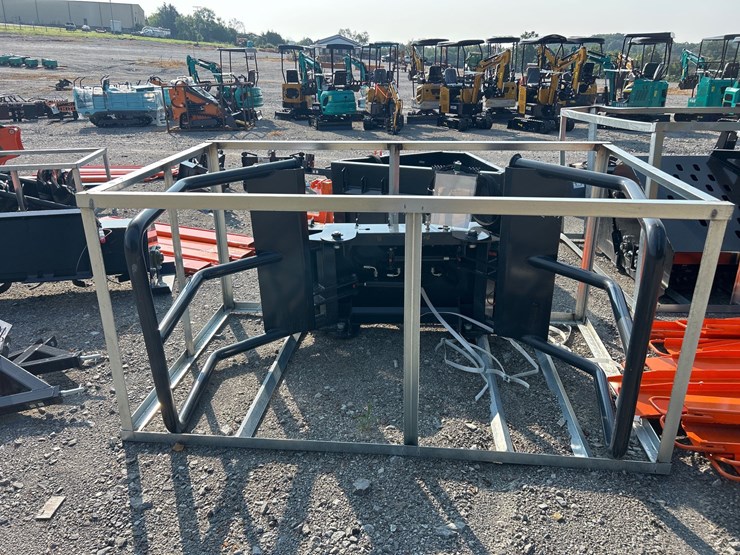 #95-•-skid-steer-hydraulic-bale-squeeze-image-2