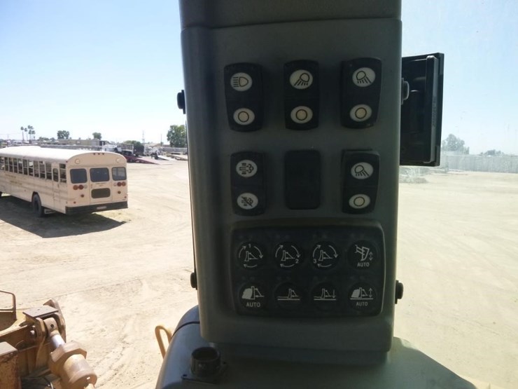 2012-caterpillar-d8t-image-13