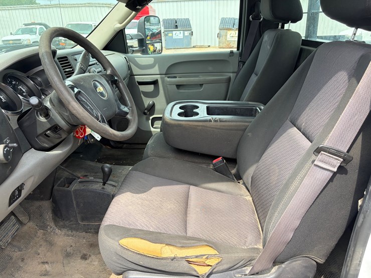 2014-chevrolet-3500-image-18
