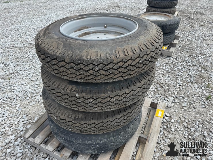 galaxy-9-22.5-tires-on-kinze-8-bolt-wheels-(bid-per-unit)-image-2