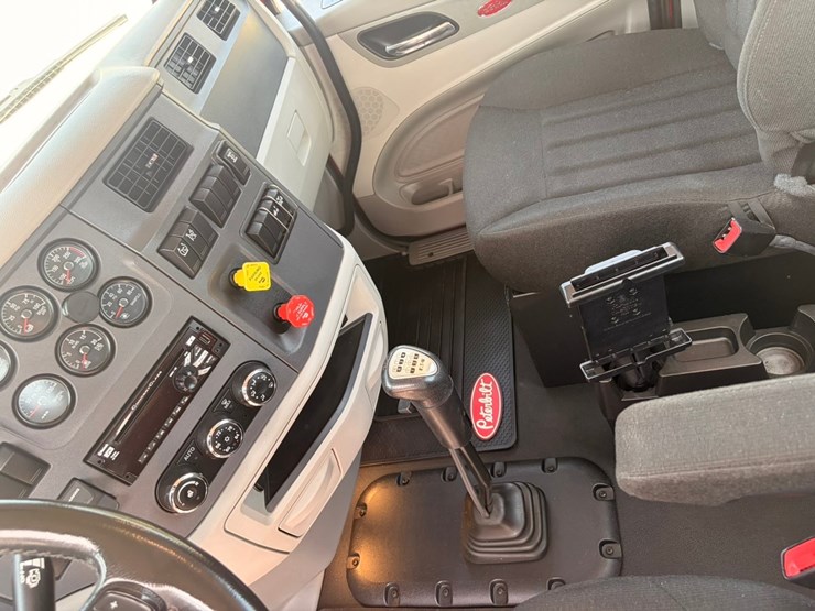2020-peterbilt-579-image-19