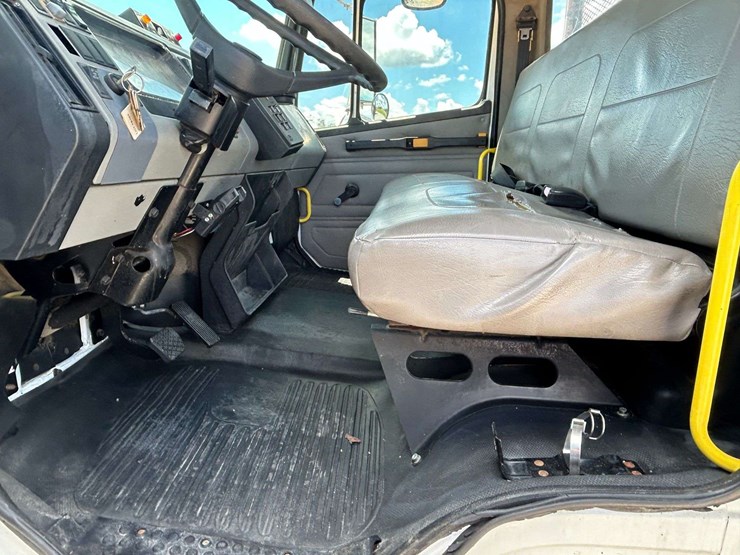 2004-freightliner-fl80-image-51