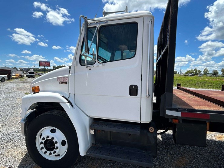 2004-freightliner-fl80-image-9