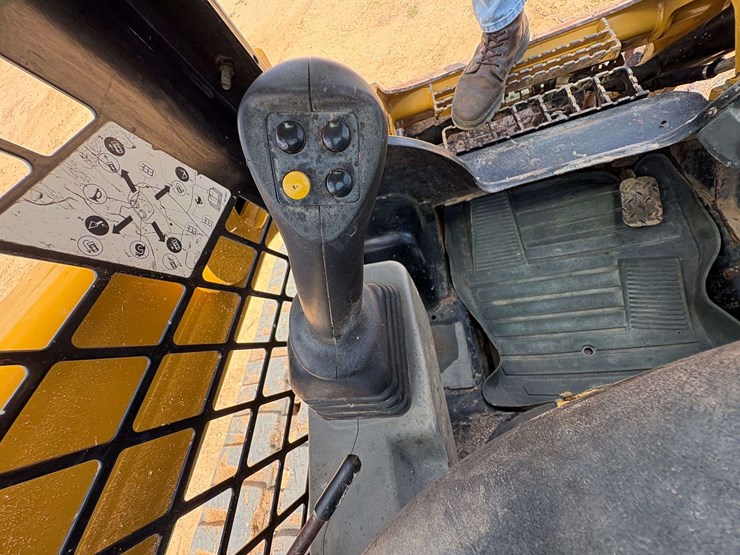 2020-caterpillar-299d3-image-14