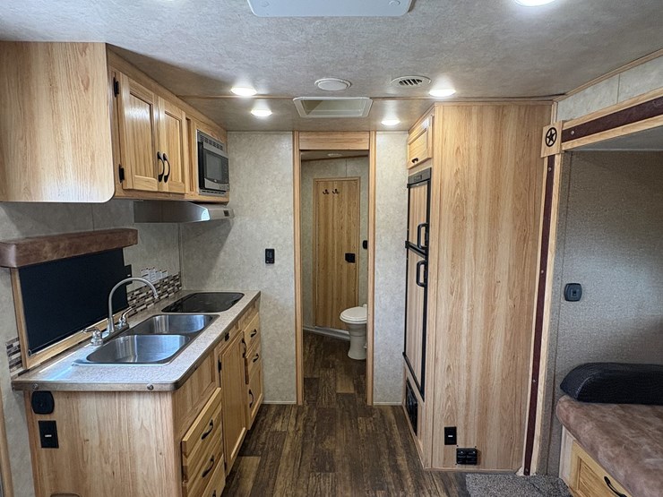 2018-bison-8011ldstlt-stock-combo-living-quarters-trailer-image-63