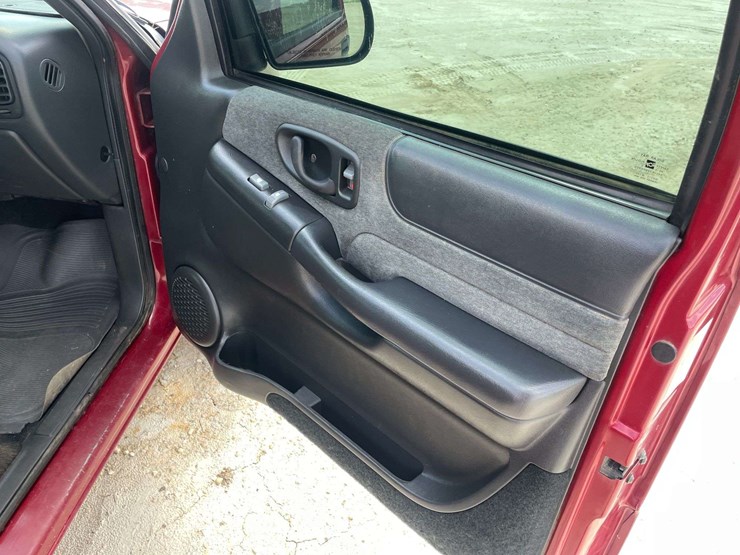 2002-chevrolet-s10-image-17