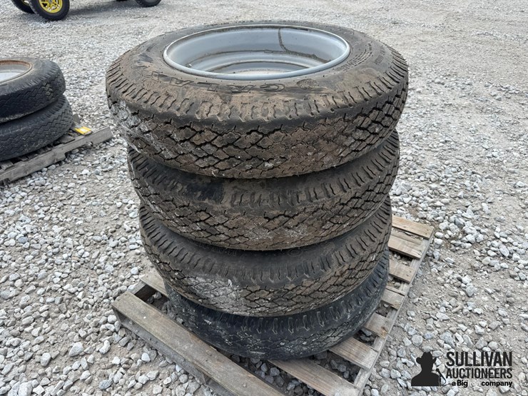 galaxy-9-22.5-tires-on-kinze-8-bolt-wheels-(bid-per-unit)-image-3