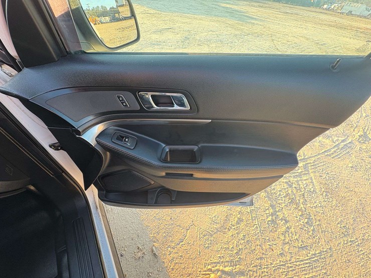 2018-ford-explorer-image-21