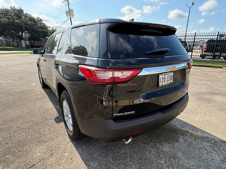 2021-chevrolet-traverse-image-2