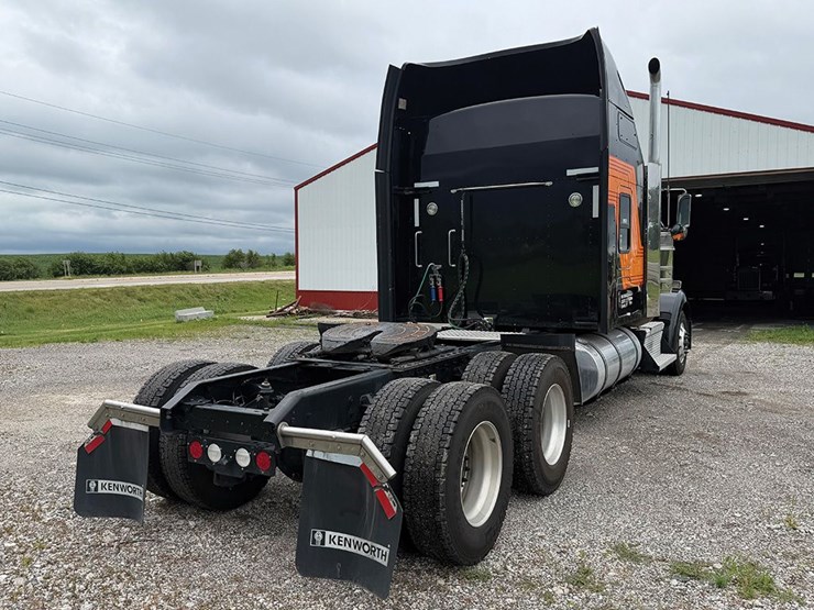 2022-kenworth-w900l-image-2