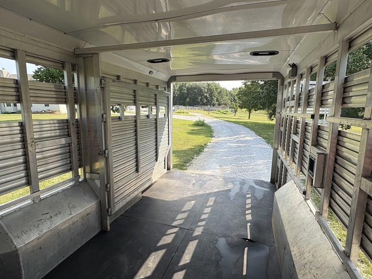 2018-bison-8011ldstlt-stock-combo-living-quarters-trailer-image-22