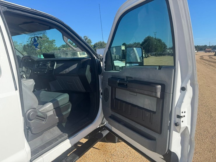 2011-ford-f550-image-17