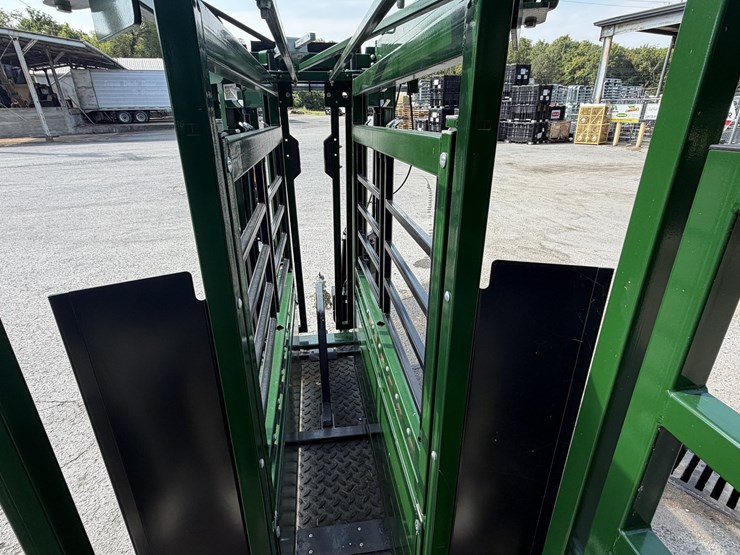 new/unused-arrowquip-heeler-75c-portable-corral,-chute-and-alley-image-14