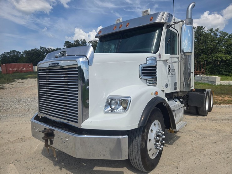 2017-freightliner-122sd-image-1