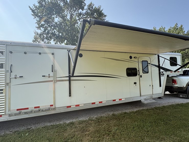 2018-bison-8011ldstlt-stock-combo-living-quarters-trailer-image-2