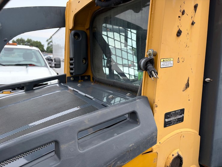deere-320d-image-15