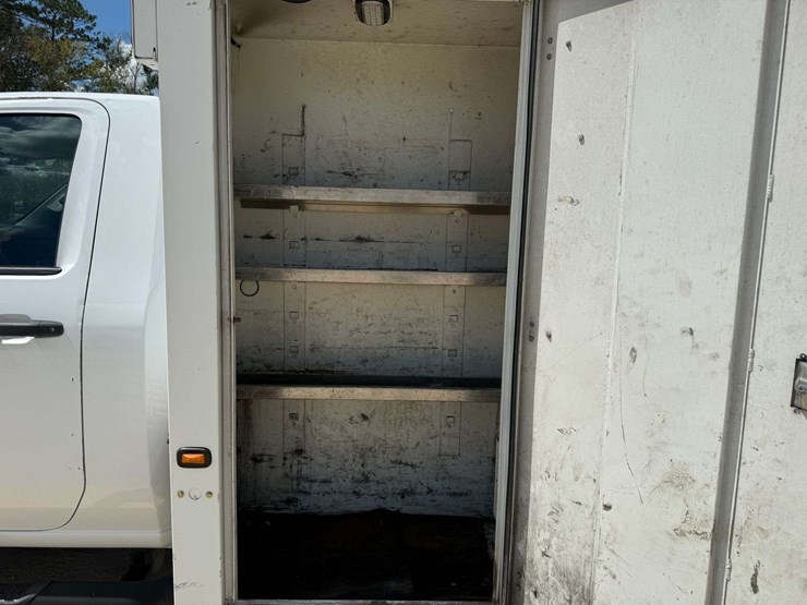 2020-chevrolet-3500-image-17