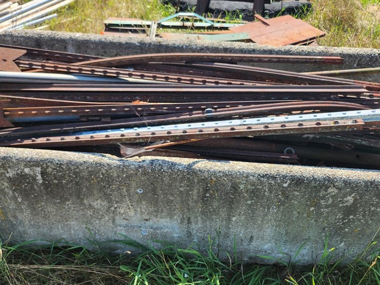 #2829-•-large-pile-of-used-t-posts-image-2