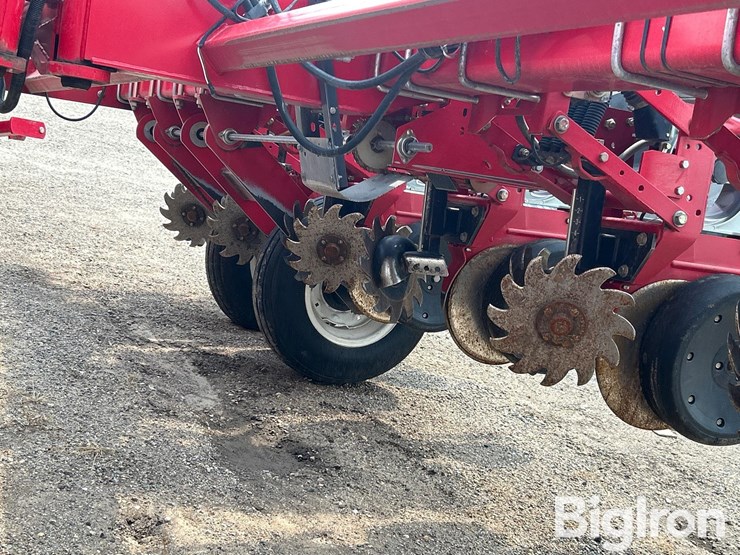 2013-massey-ferguson-8180-16r30-planter-image-8