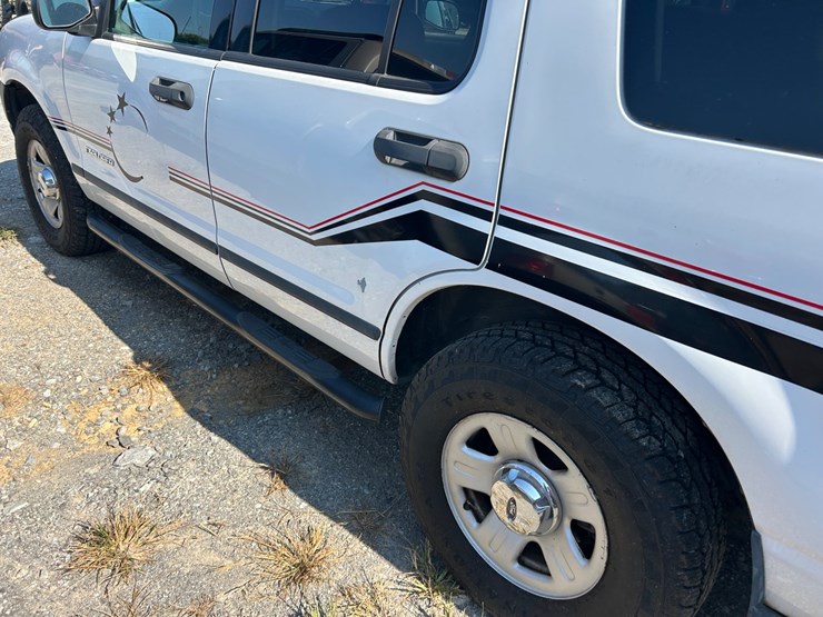 2005-ford-explorer-image-8