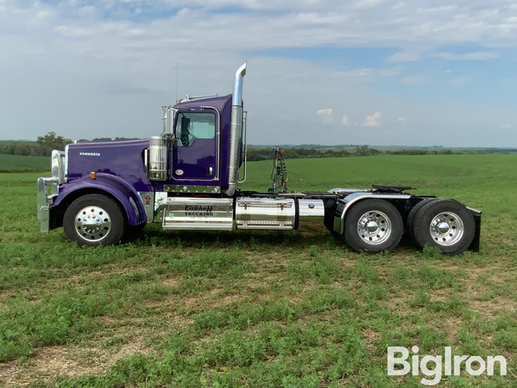 2025-kenworth-w900-image-8