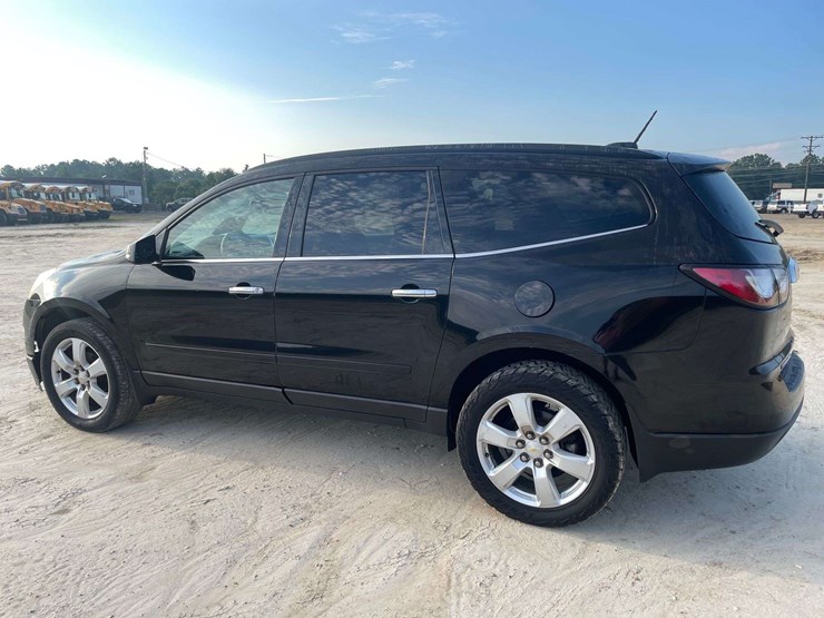 2017-chevrolet-traverse-image-2