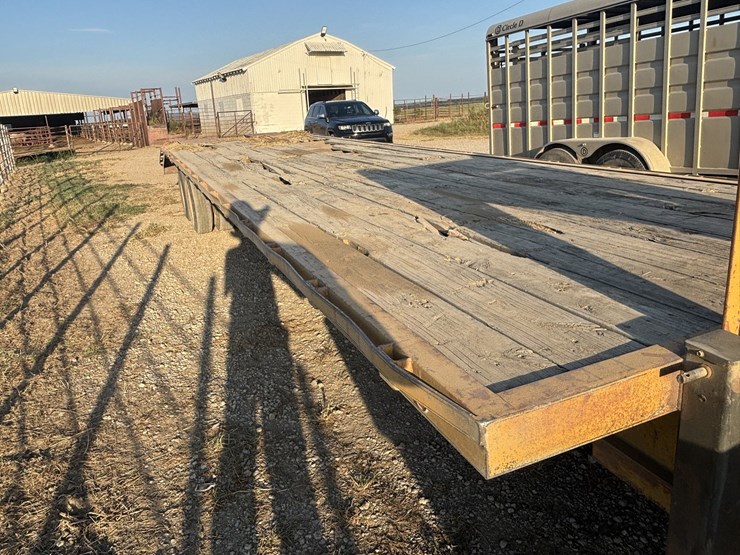 2001-haybuster-32'+5-tandem-dual-gooseneck-flatbed-trailer-image-3