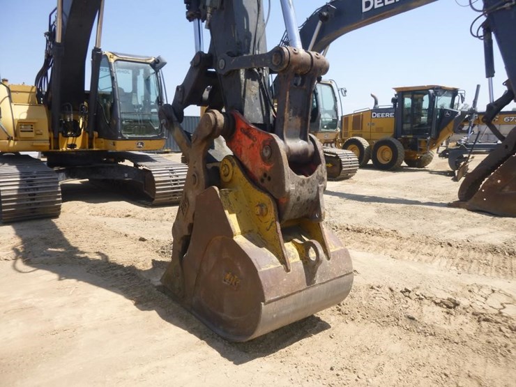 2011-deere-225d-lc-image-25