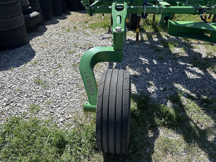 2023-john-deere-2430-image-3
