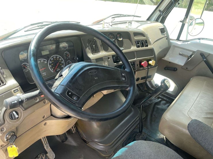 2007-sterling-l9500-image-11
