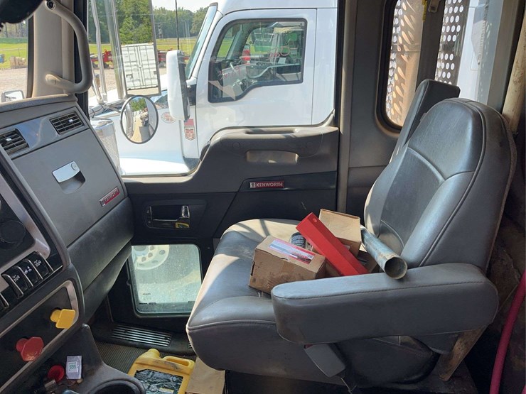 2019-kenworth-t8-series-dump-truck-image-36