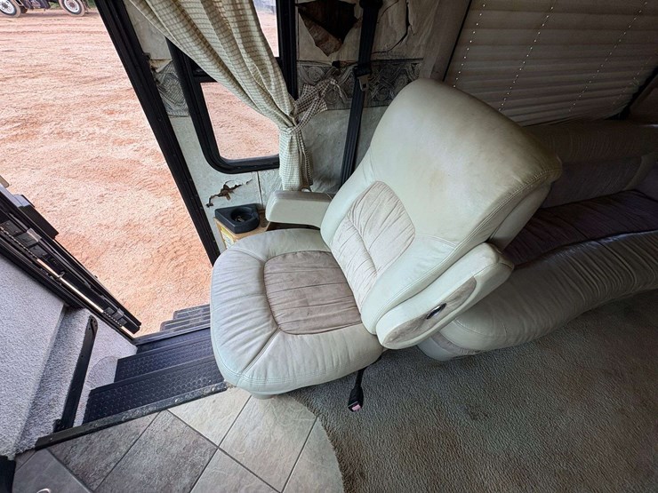 2003-freightliner-xc-fleetwood-revolution-diesel-pusher-motor-home-(65,650-miles)-image-21