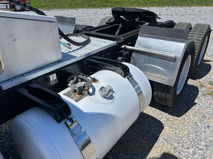2010-peterbilt-386-image-11