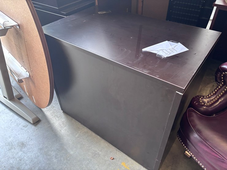 #132-•-2-dr-cabinet-w/-hutch-&-keys-image-3