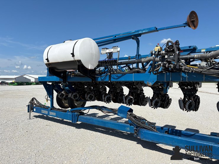 1995-kinze-2600-image-10