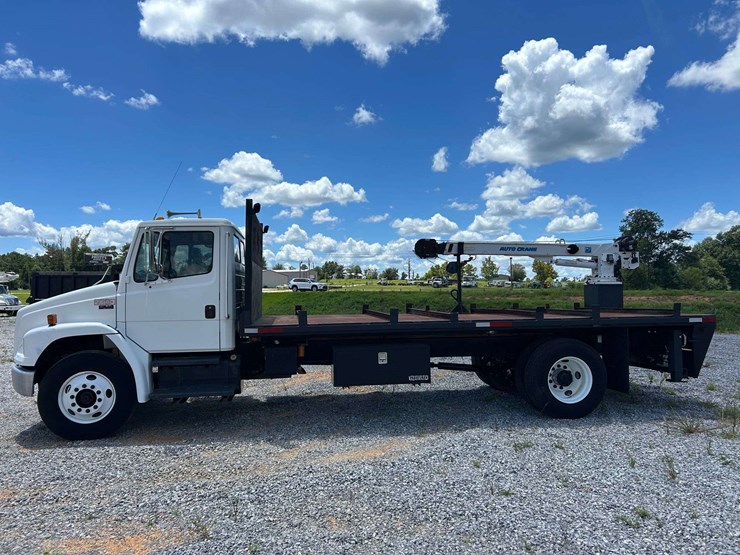 2004-freightliner-fl80-image-2