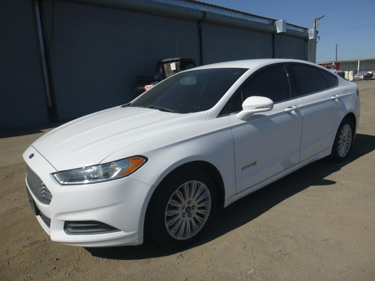 2014-ford-fusion-sedan-image-1